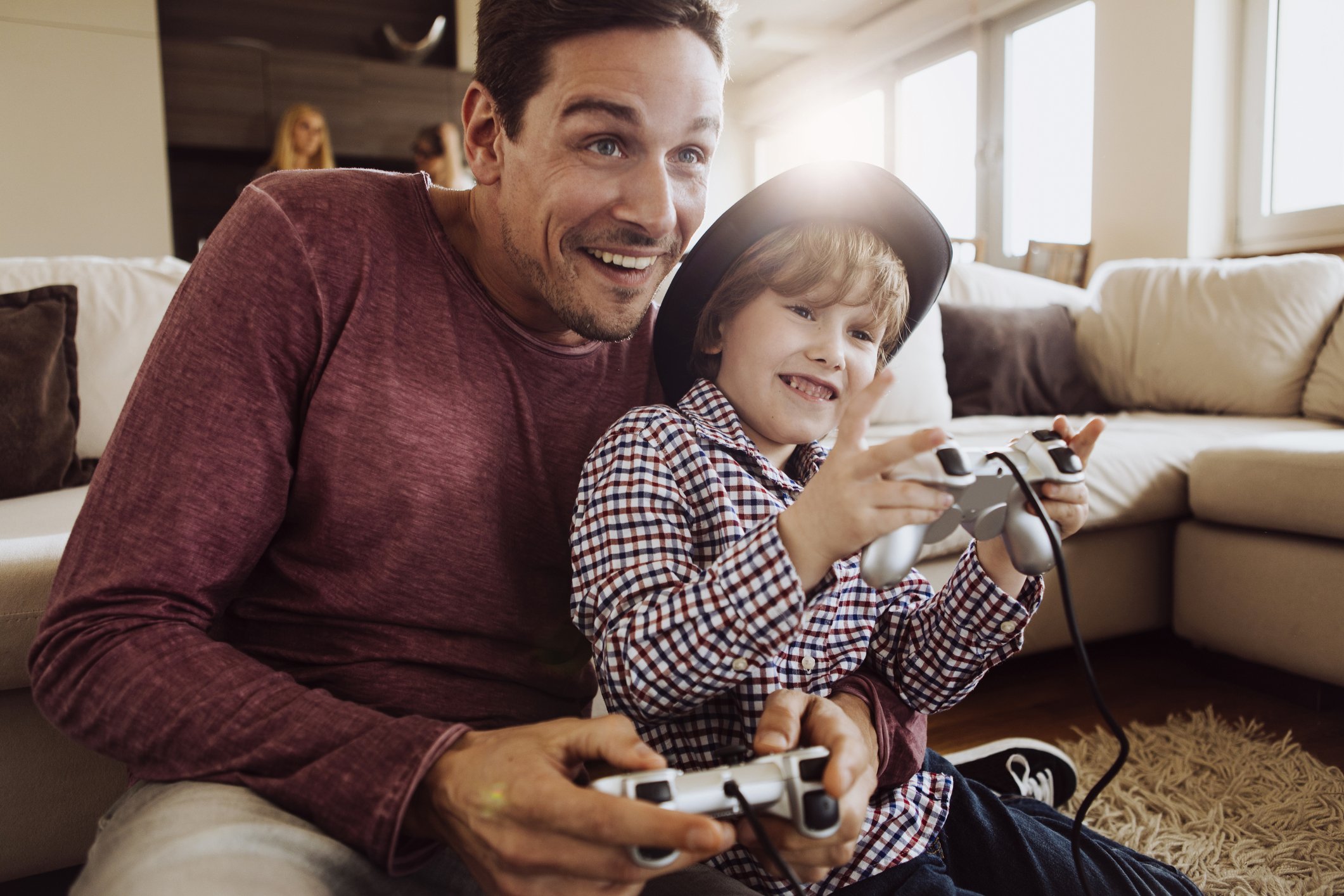 Sohn und Vater mit PlayStation I Quelle: Getty Images