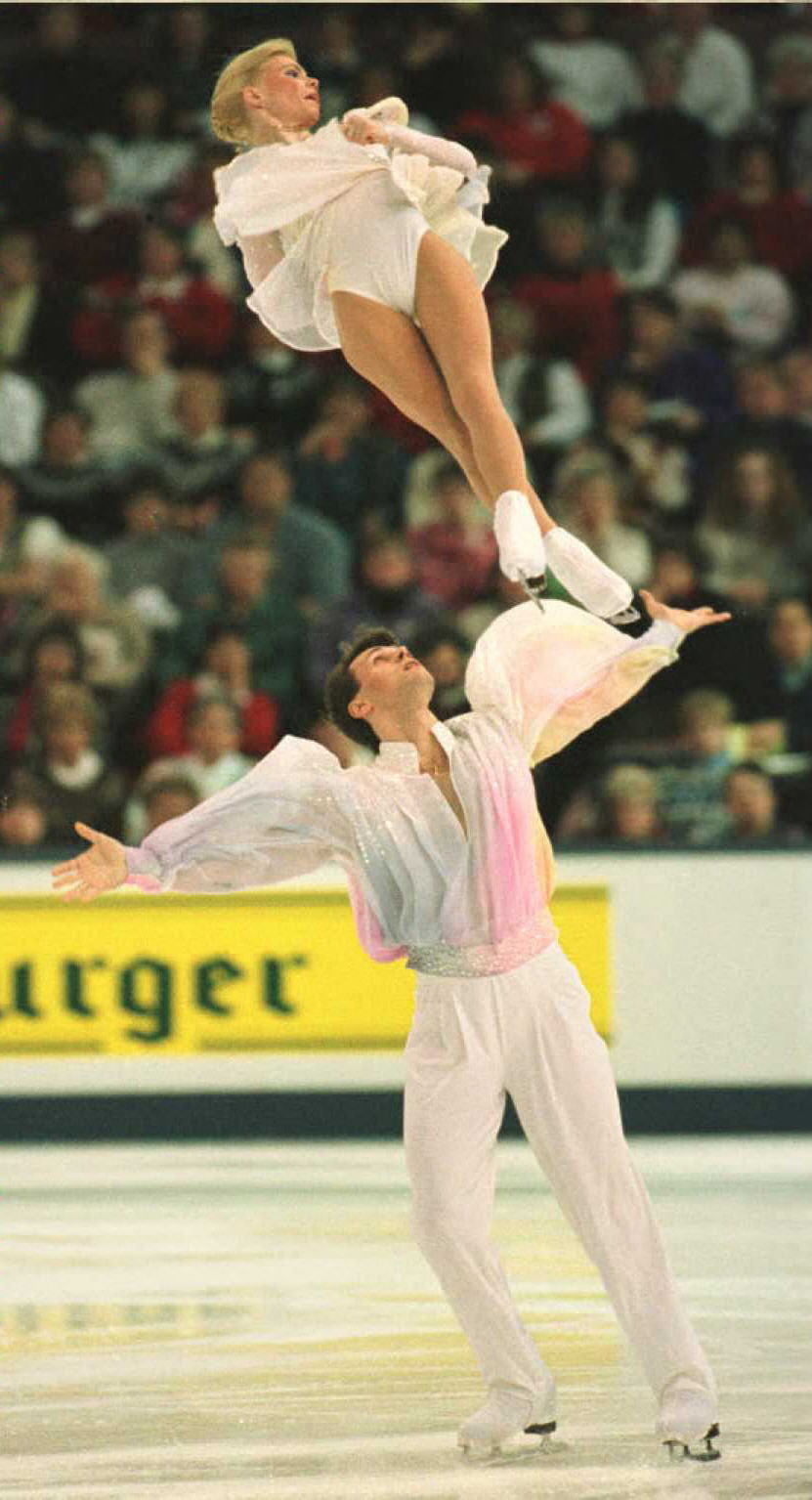 Vadim Naumov and Evgenia Shishkova perform during the World Figure Skating Championships in Edmonton, Canada on March 19, 1996 | Source: Getty Images