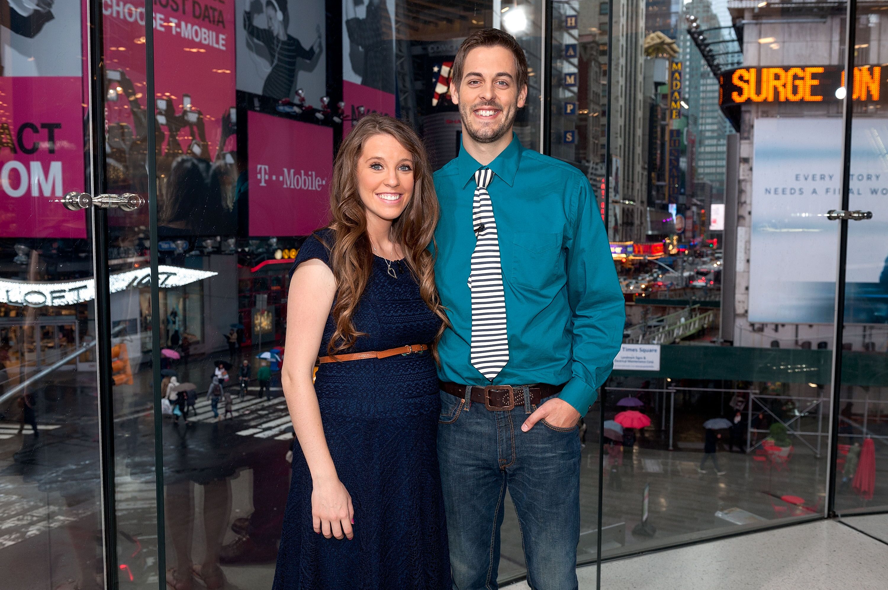 Jill Duggar Dillard and husband Derick Dillard visit "Extra" on October 23, 2014, in New York City | Photo: D Dipasupil/Getty Images