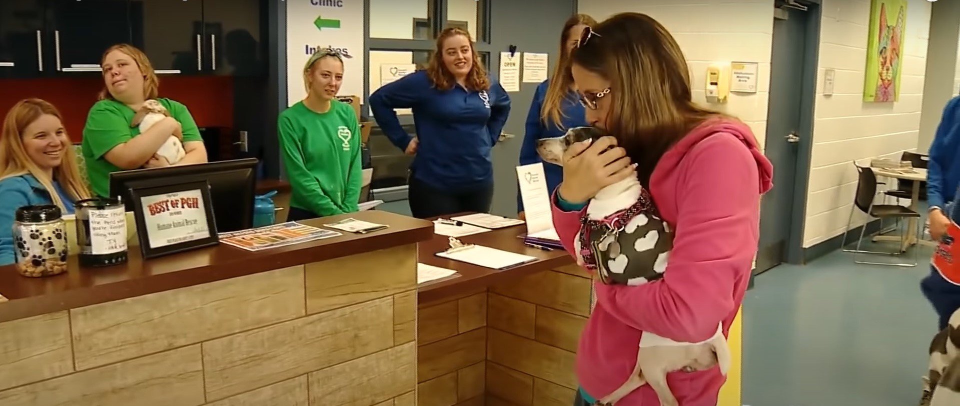 Strang verlässt das Tierheim, nachdem sie ihre Hündin mitgenommen hat | Quelle: youtube.com/CBS News