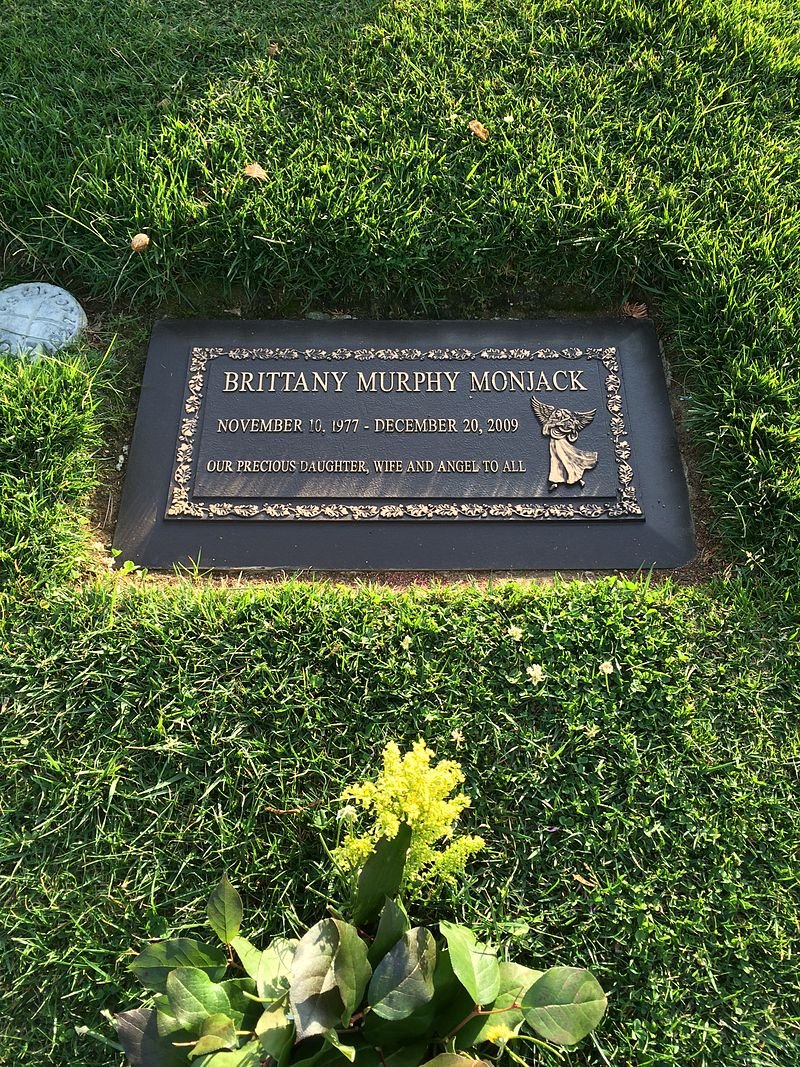 Brittany Murphy's grave at the Forest Lawn Hollywood Hills cemetery | Source: Wikimedia
