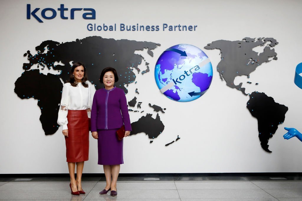 Queen Letizia of Spain and First Lady of the Republic of Korea Kim Jung-sook pose at KOTRA, on October 24, 2019 | Photo: GettyImages