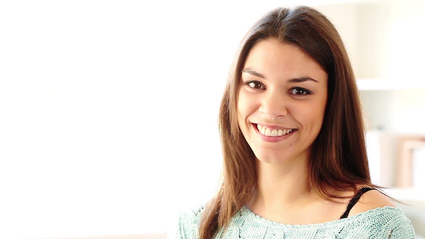 Pretty smiling young woman | Photo: Shutterstock