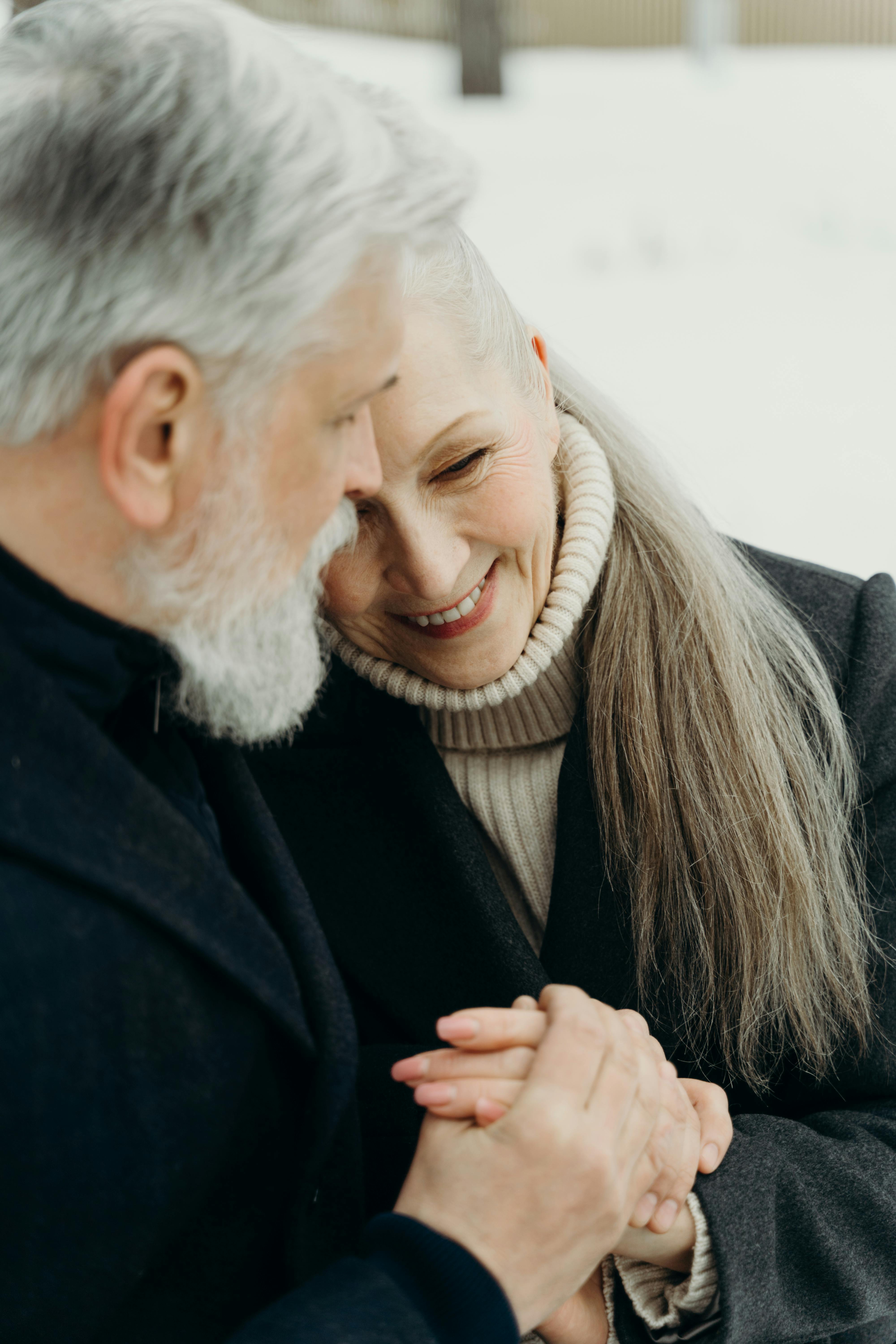 An older couple embracing | Source: Pexels