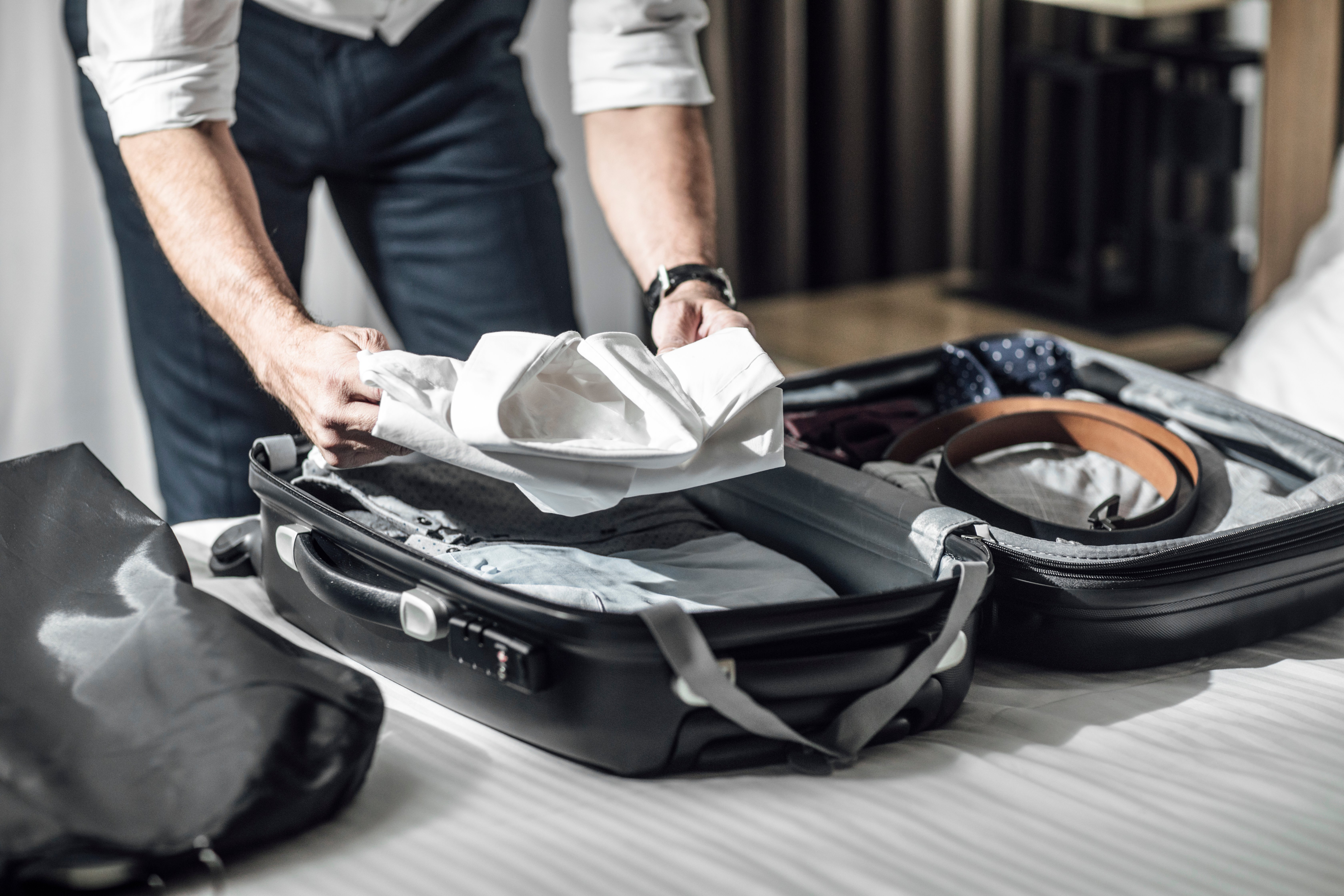 Hombre empacando sus cosas. | Foto: Shutterstock