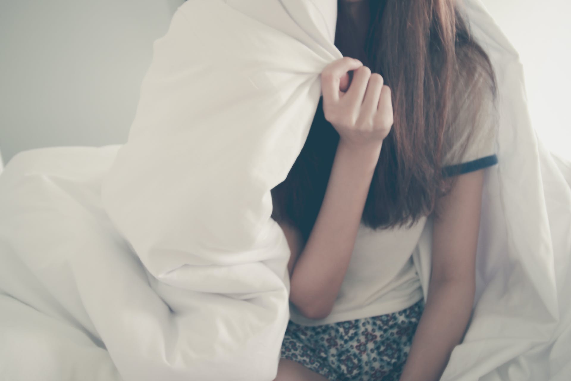 A young girl under a comforter | Source: Pexels