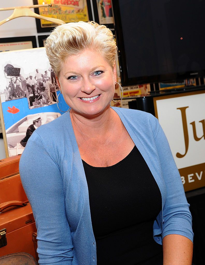 Jill Vandenburg poses at the press preview of the late Tony Curtis' art, antiques, entertainment memorabilia at Julien's Auctions Gallery on August 30, 2011 | Source: Getty Images