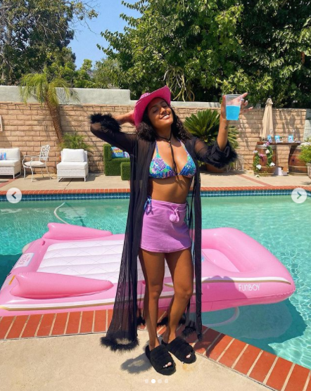 Smokey Robinson's granddaughter Lyric hanging out by the pool | Photo: Instagram/ sarahgerlis1