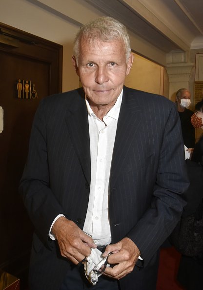 Patrick Poivre d'Arvor assiste à la Maison de Cardin au Théâtre du Châtelet.| Photo : Getty Images
