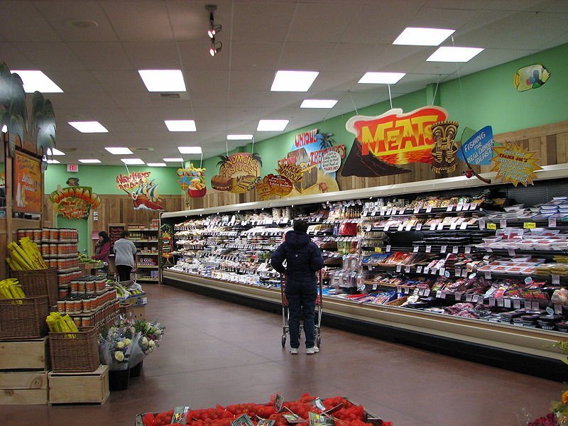 A couple of customers during grocery runs inside a Trader Joe's store located in West Hartford, Connecticut | Photo: Wikimedia Commons