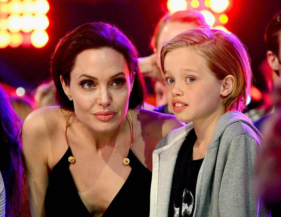 Angelina Jolie und ihre Tochter Shiloh am 28.03.15 in Inglewood, Kalifornien. | Quelle: Getty Images