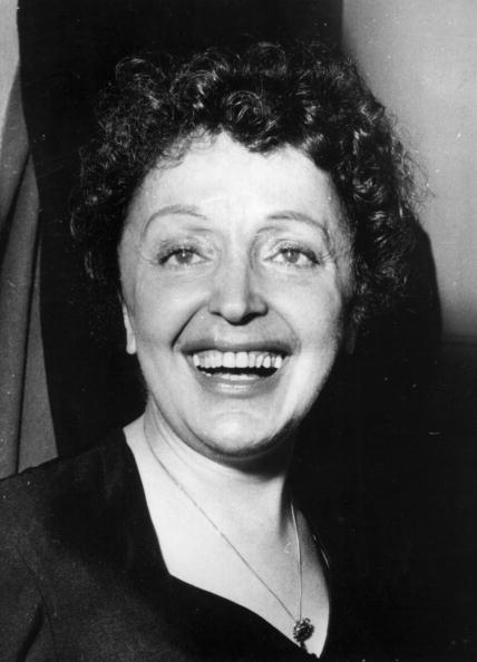 Edith Piaf (1915-1963), à l'origine Edith Giovanna Gassion, sourit largement après une prestation dans un music-hall. | Photo : Getty Images