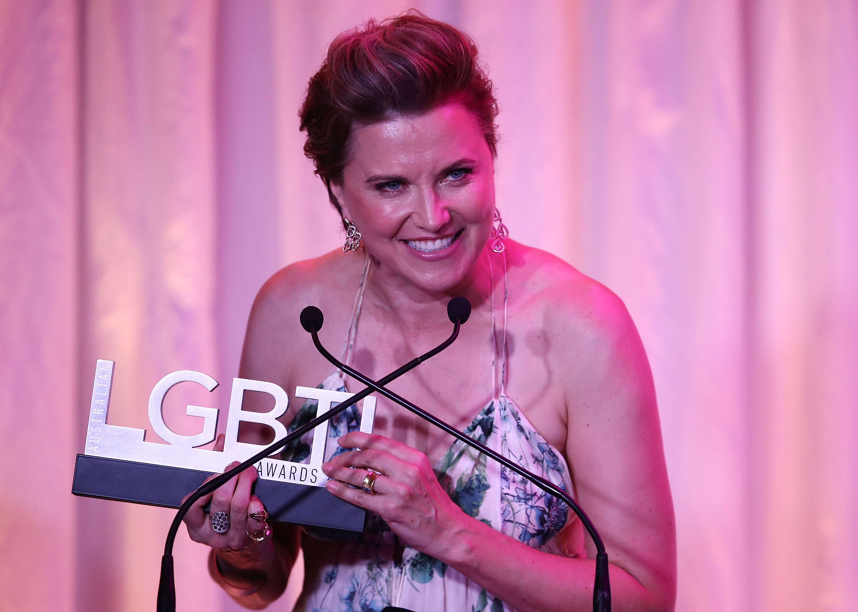 Lucy Lawless acepta el premio Star 100 Ally of the Year en los Australian LGBTI Awards 2017 en Sydney Opera House el 2 de marzo de 2017, en Sídney, Australia. | Foto: Getty Images