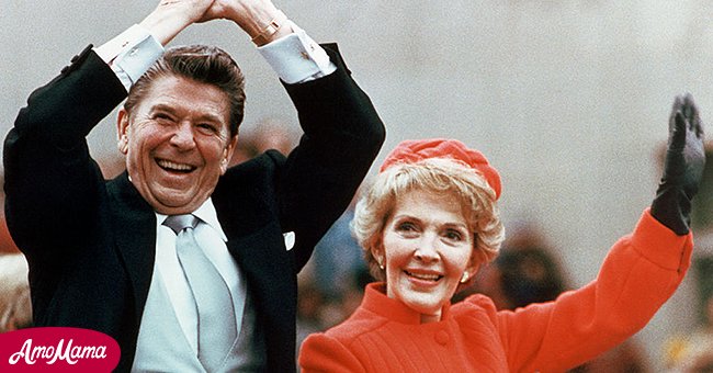 Ronald et Nancy Reagan saluant et joignant les mains en signe de victoire lors de la première inauguration de Reagan, le 20 janvier 1981. | Source : Getty Images