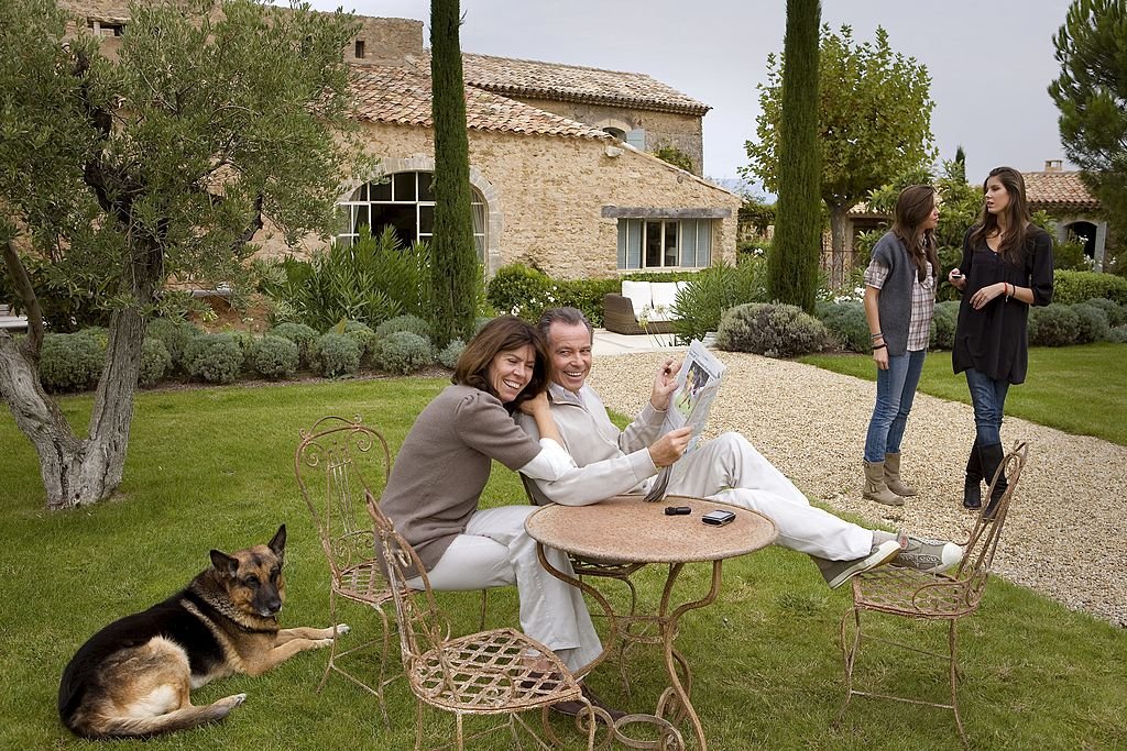 Michel Leeb, sa femme Béatrice et leurs filles Elsa et Fanny devant leur maison du Luberon. l Source : Getty Images