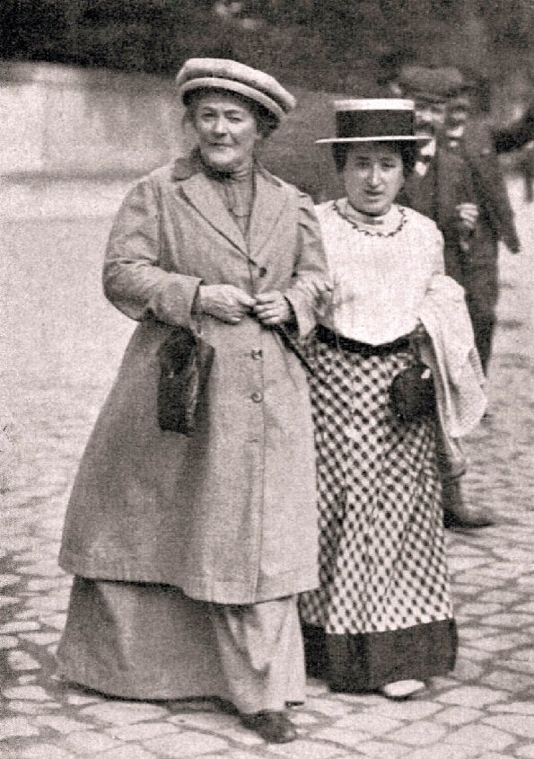 Clara Zetkin a la izquierda y Rosa Luxemburgo a la derecha, ambas de tendencia comunista, fueron pioneras en pedir que se revalorizasen los derechos de las mujeres. | Foto: Wikimedia Commons Images