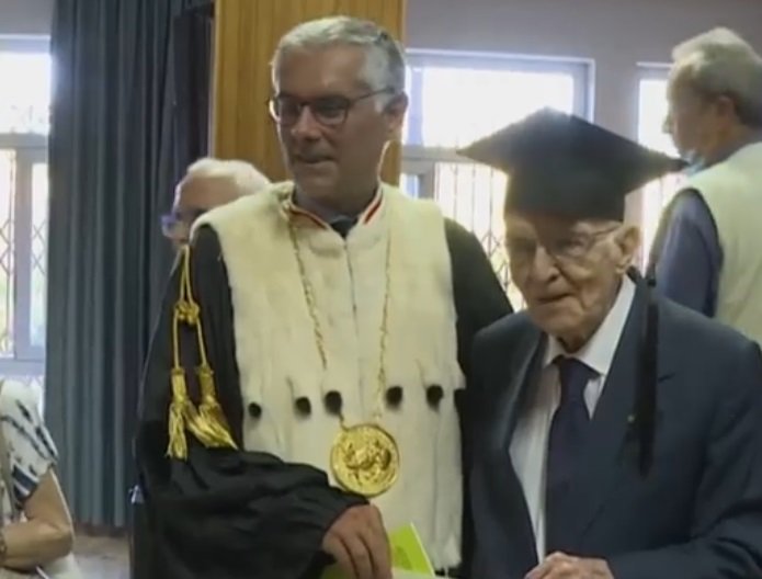Paterno bei Übergabe seiner Urkunde | Quelle: Facebook/HR3 Paterno bei Übergabe seiner Urkunde | Quelle: Facebook/HR3