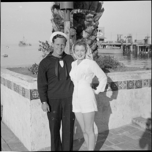 Marilyn Monroe avec Merchant Marine James Dougherty à Avalon, île de Santa Catalina, vers 1943. | Photo : Getty Images