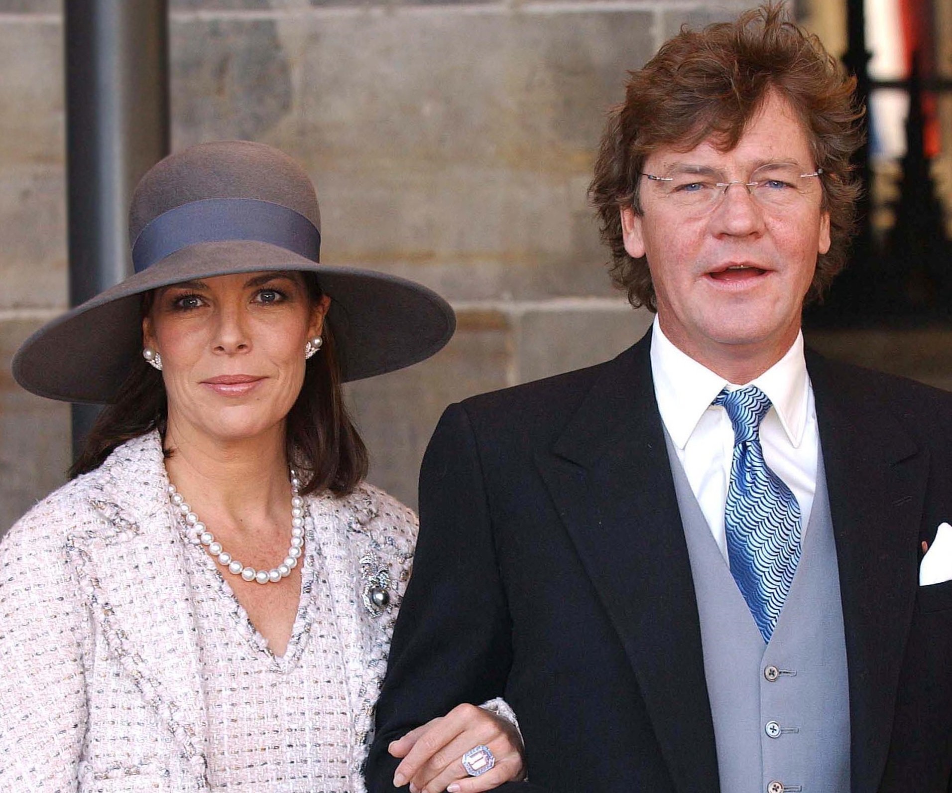 Caroline de Mónaco y Ernst August de Hannover en la boda del príncipe Willem Alexander de Holanda, el 2 de febrero de 2002 en Nieuwe Kerk, Amsterdam. | Foto: Getty Images