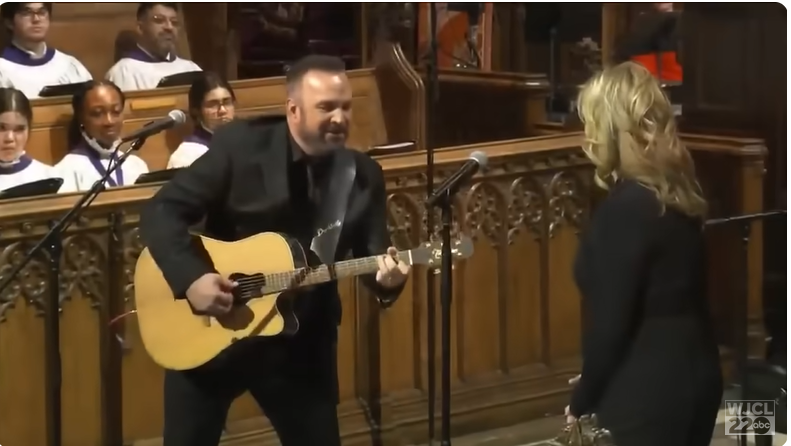 Garth Brooks and Trisha Yearwood performing. | Source: Youtube/@WJCLNews