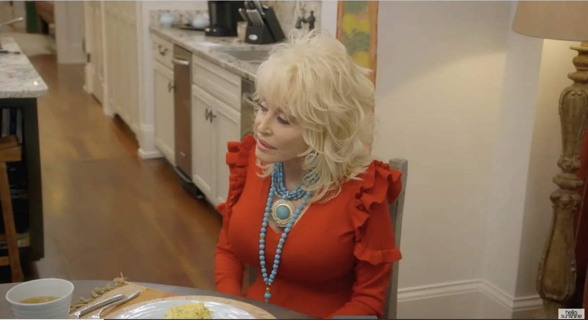Dolly Parton speaks with Reese Witherspoon at her home in a video dated July 17, 2018 | Source: Youtube.com/@ReeseWitherspoon