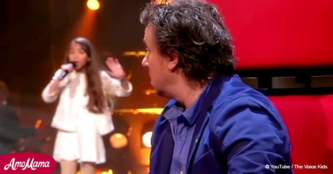 Girl chooses 40s song for blind audition and forces judge to turn his chair after her first words