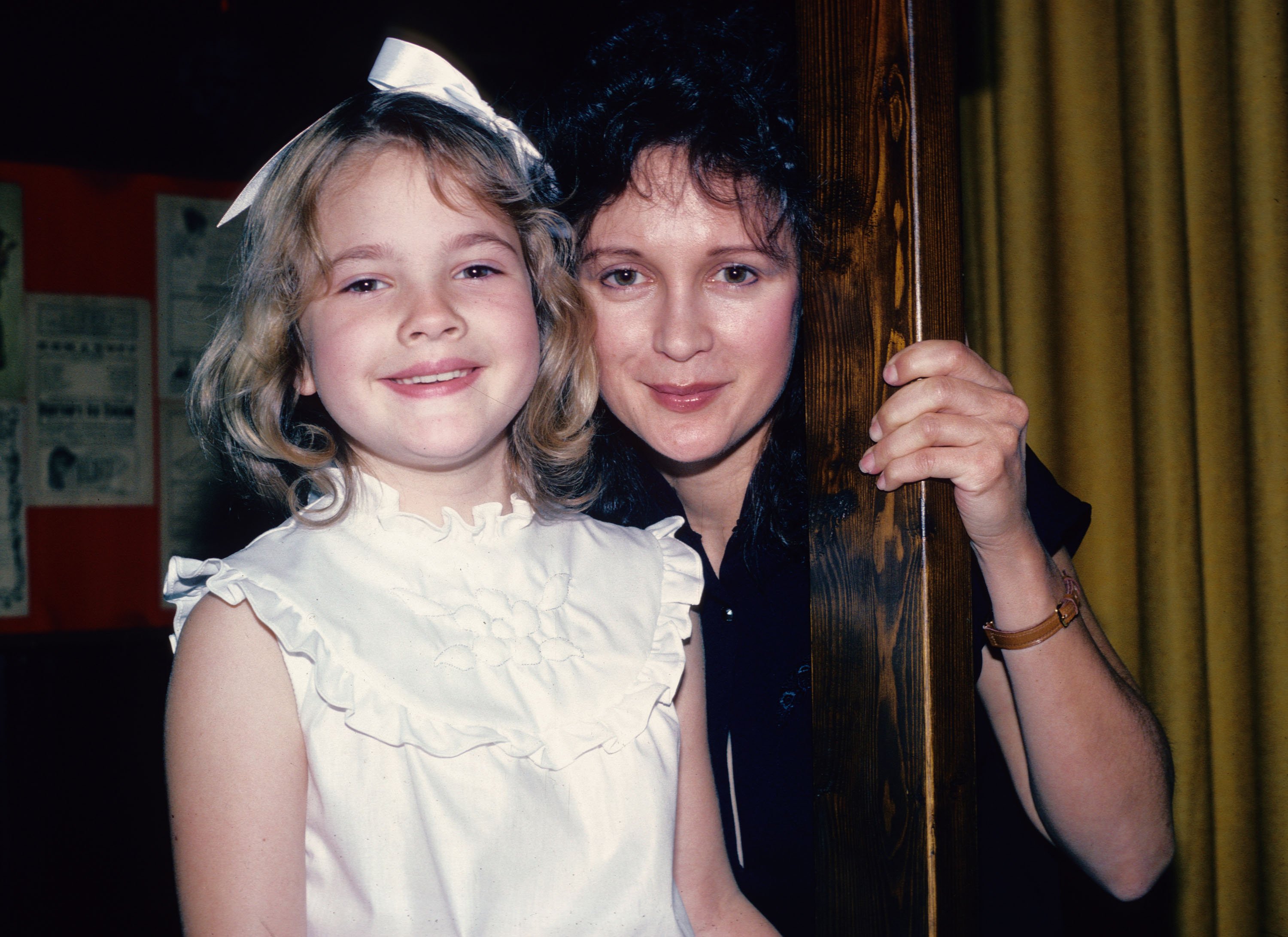 Drew Barrymore poses for a photograph June 8, 1982 with her mother Jaid Barrymore in New York City | Photo: Getty Images
