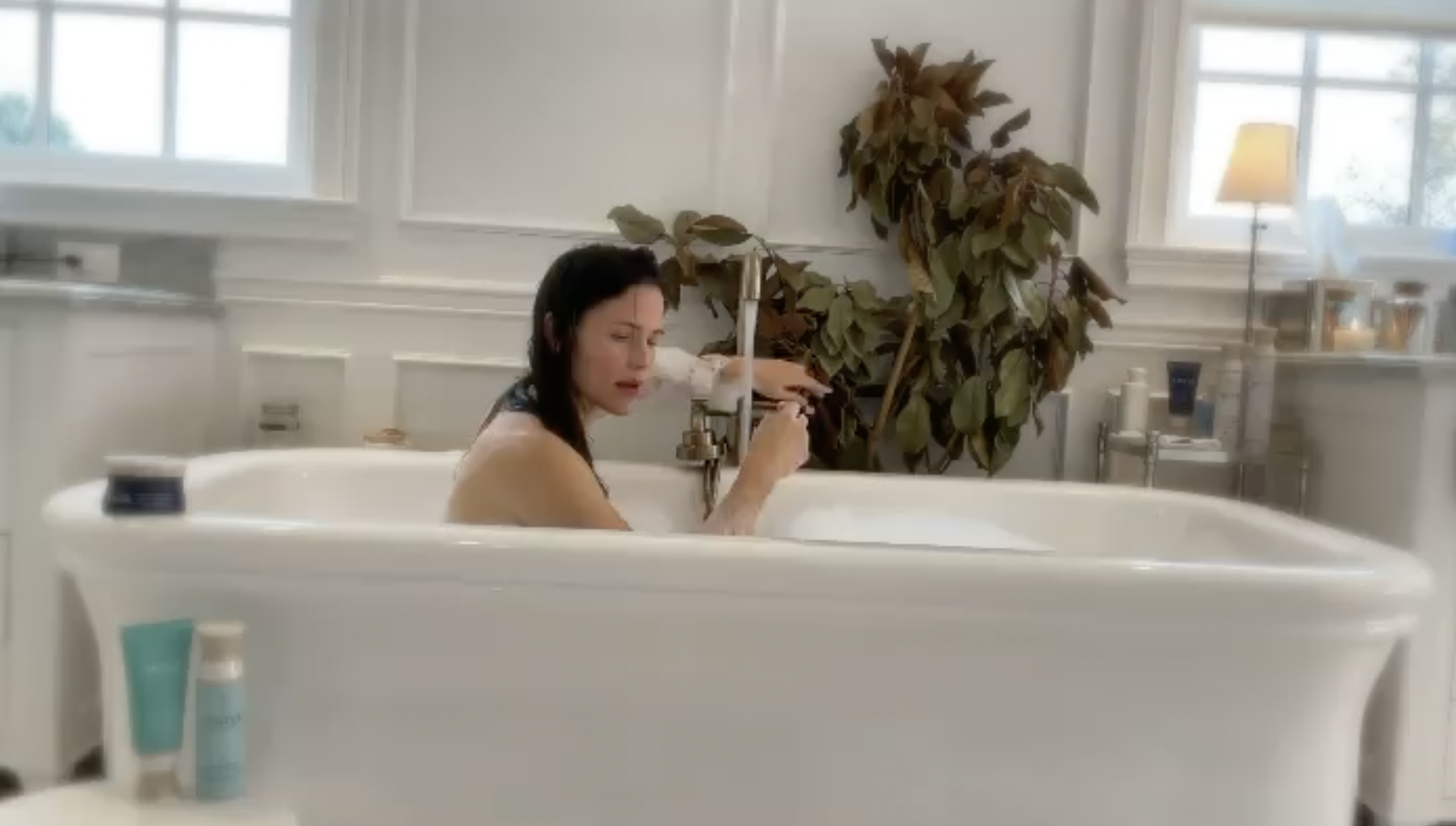 Inside Jennifer Garner's primary bathroom from a post dated February 21, 2021. | Source: Instagram/jennifer.garner