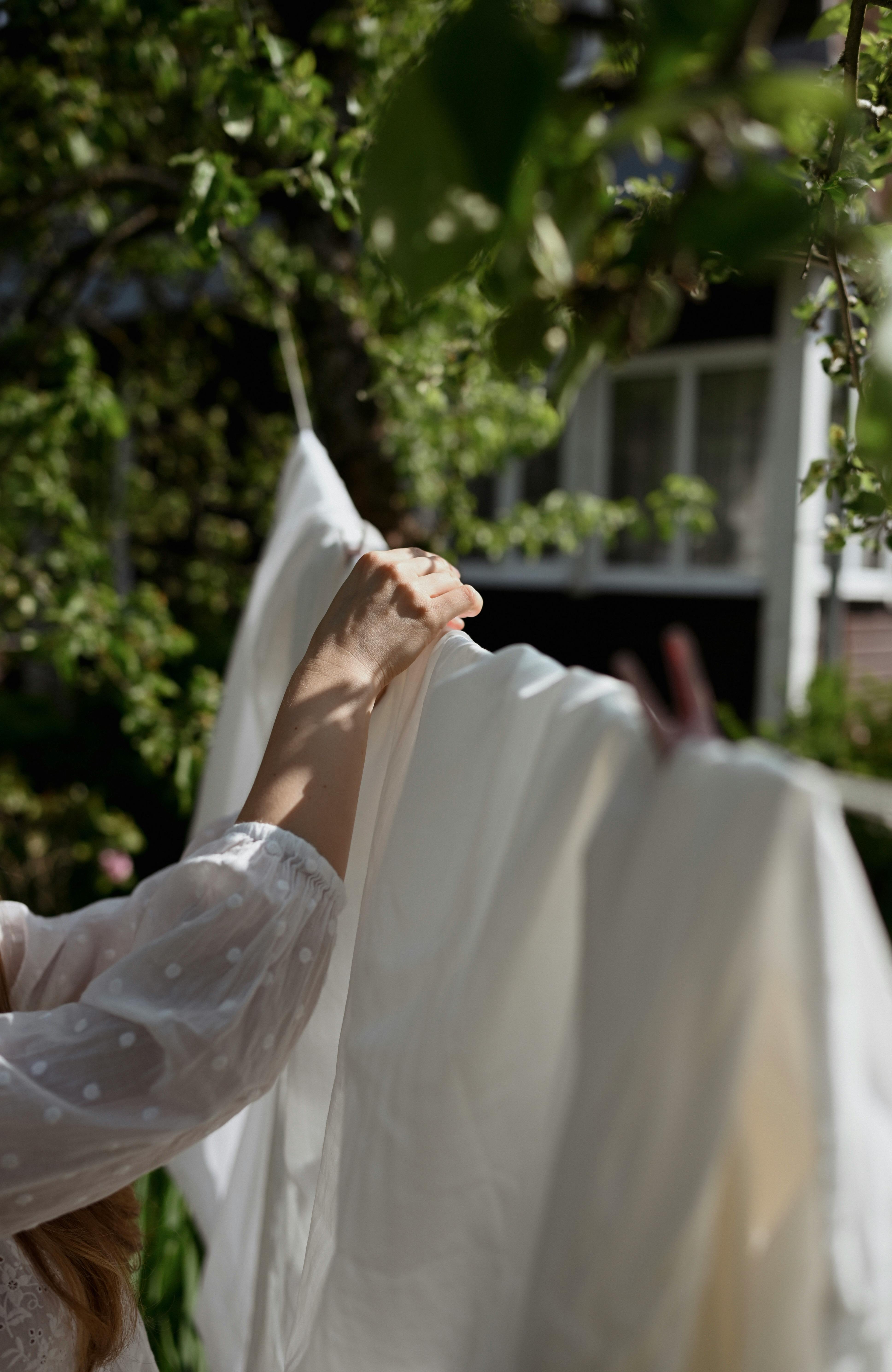 Woman hanging out laundry | Source: Pexels