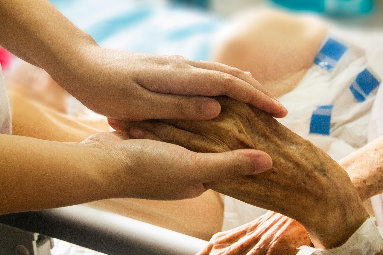Manos de una enfermera y su paciente anciano. | Foto: Pixabay