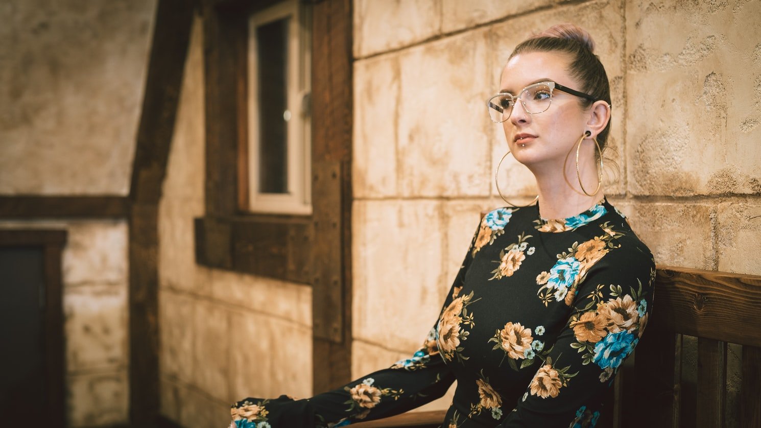 Une femme portant des boucles d'oreilles. l Source : Unsplash