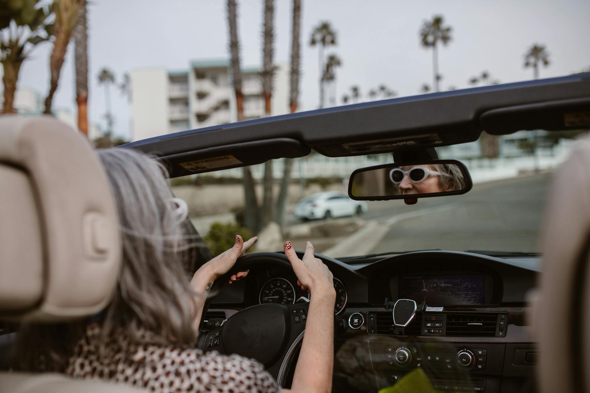 A mature woman driving a car | Source: Pexels