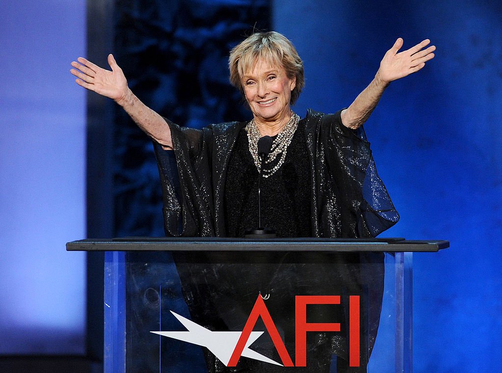 Cloris Leachman spricht auf der Bühne während des 41. AFI Life Achievement Award zu Ehren von Mel Brooks im Dolby Theatre am 6. Juni 2013 in Hollywood, Kalifornien. | Quelle: Getty Images