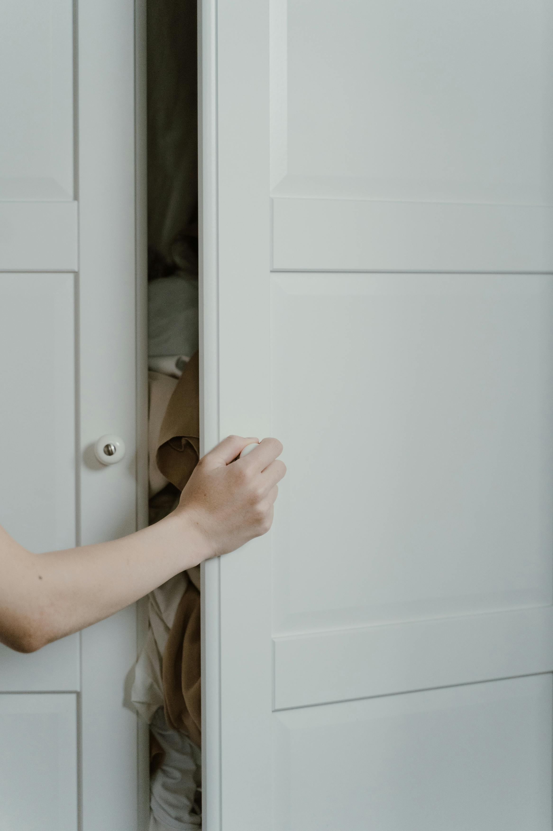 Someone closing a closet door | Source: Pexels