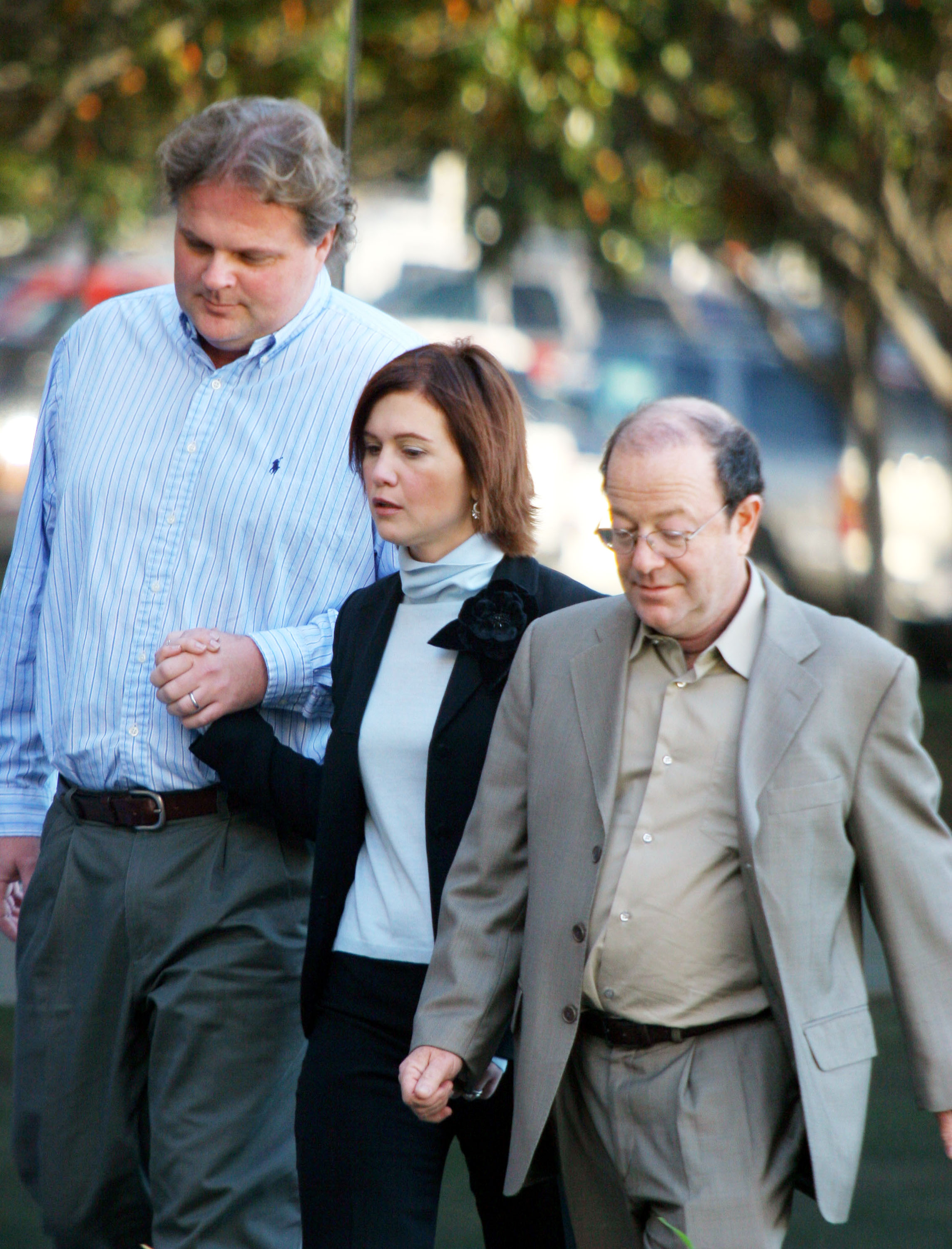 Tracey Gold and her husband Roby Marshall arriving at the Ventura Superior Courthouse on November 19, 2004, in Ventura, California. | Source: Getty Images