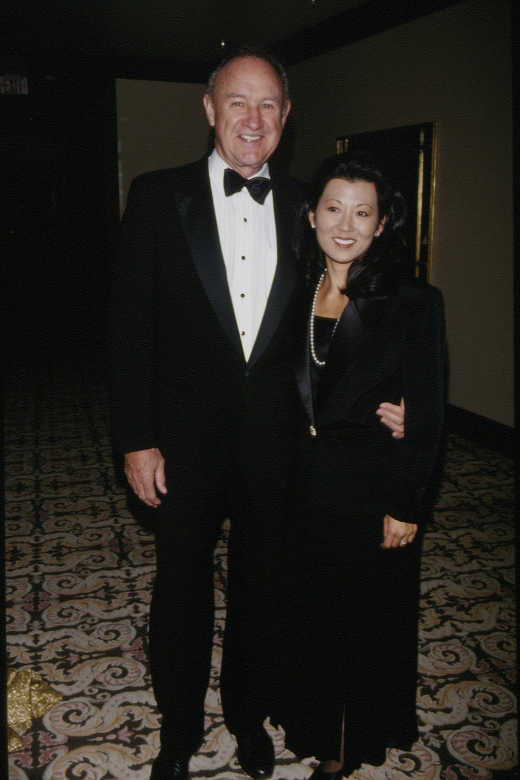 Gene Hackman and Betsy Arakawa at the "Thalians Award" in 1994 | Source: Getty Images