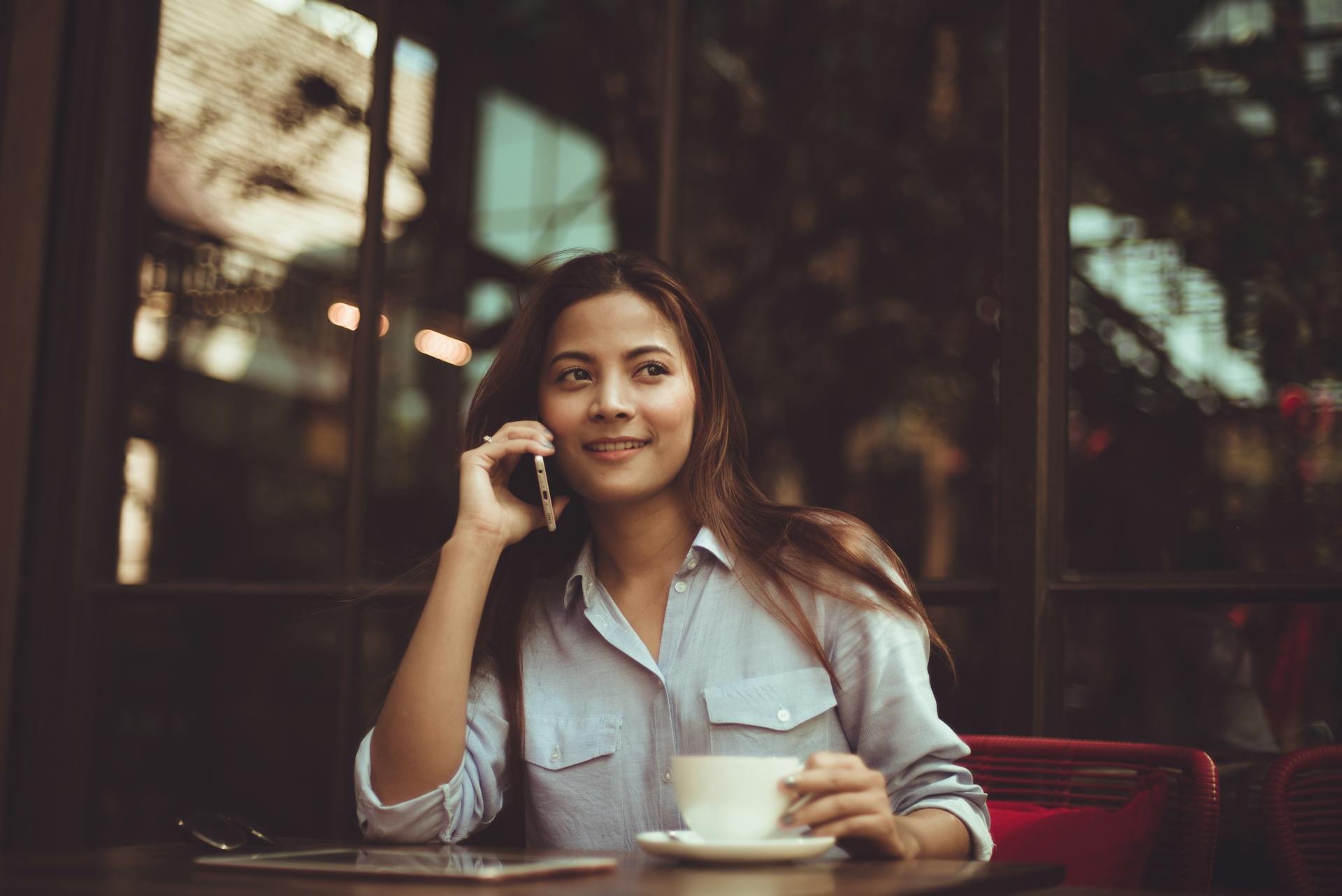 A woman on the phone | Source: Pexels
