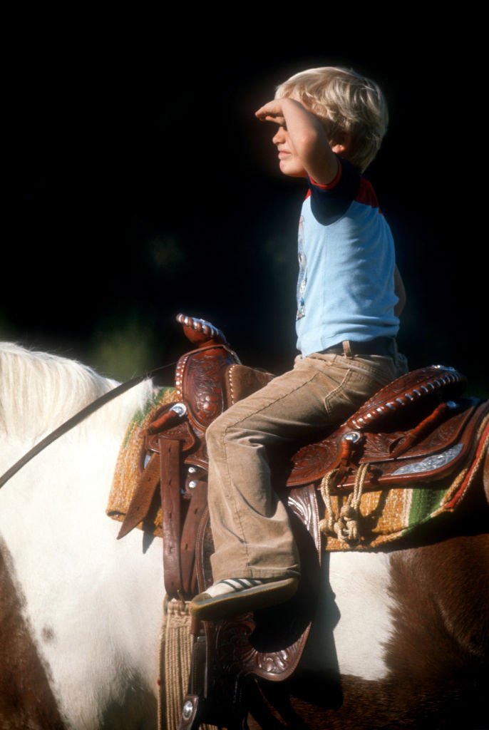  Actor David Soul's son rides a pony circa 1980s. | Photo: Getty Images