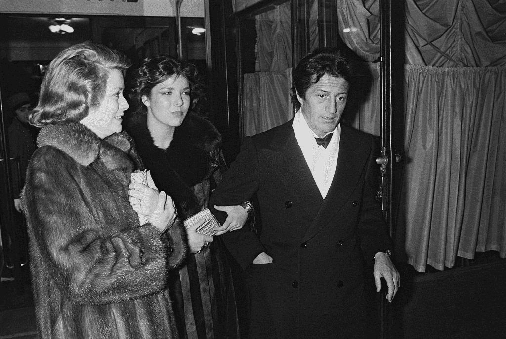 Paris, le 24 janvier 1978 : La Princesse Grace de Monaco et la Princesse Caroline de Monaco avec son fiancé Philippe Junot qui deviendra son premier mari, après un dîner chez Maxim's à Paris donné par l'Association française de la haute couture. | Photo : Getty Images