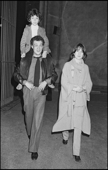 Philippe Léotard, Nathalie Baye et le fils de Léotard à Paris en 1978. | Photo : Getty Images