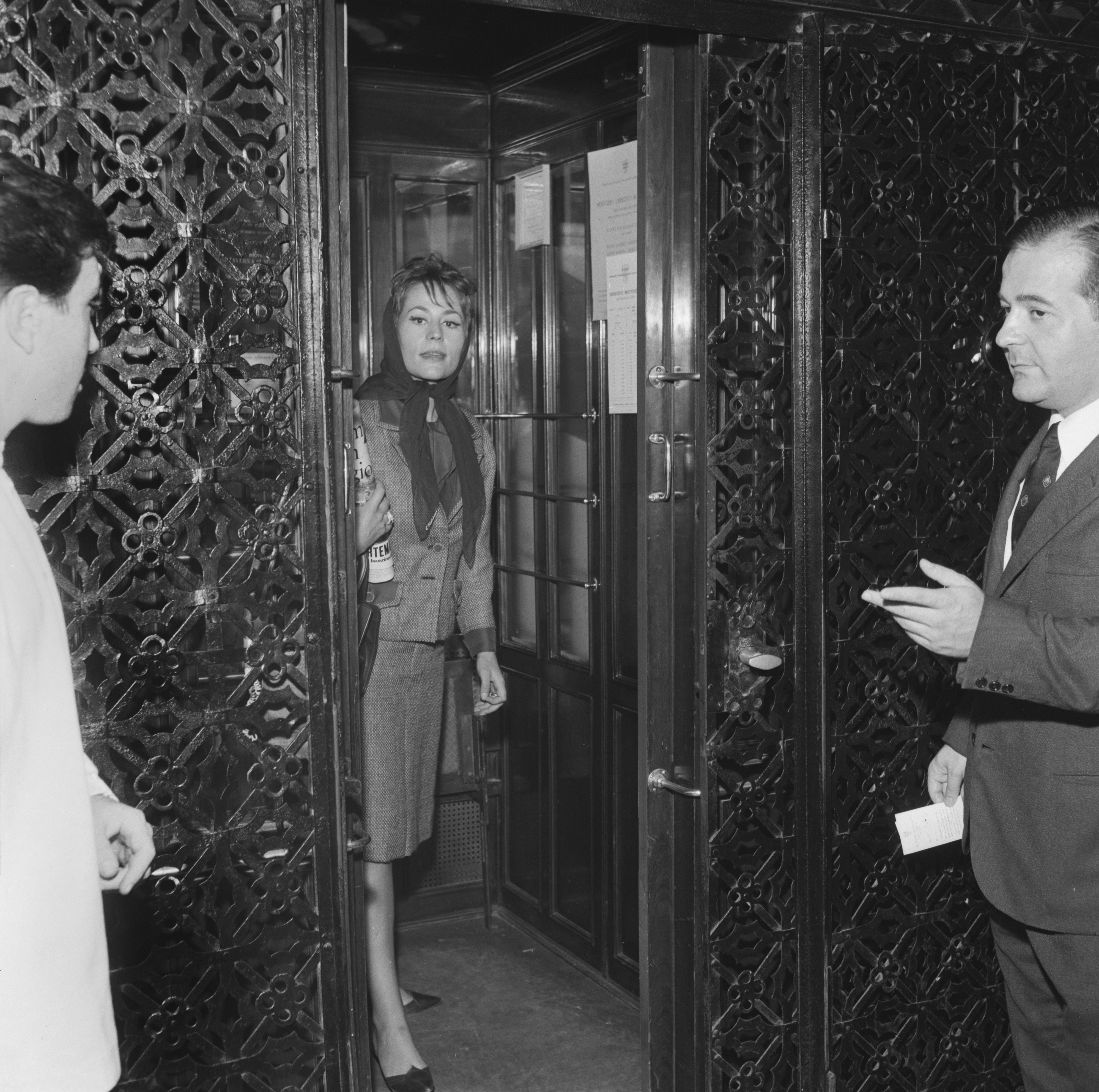 Annie Girardot dans un ascenseur à Venise en 1962. l Source : Getty Images