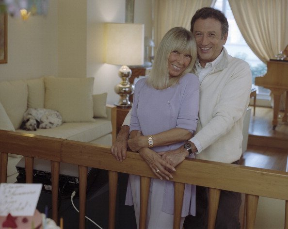 Michel Drucker célèbre son 60ème anniversaire avec son épouse Dany Saval. |Photo : Getty Images