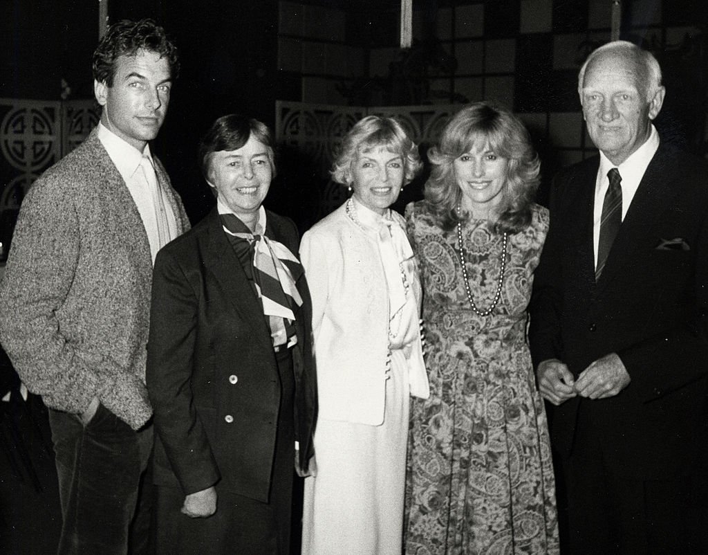 Porträt von Mark Harmon, Kelly Harmon, Elyse Harmon, Kristin Harmon und Tom Harmon am 09. Februar 1986 | Quelle: Getty Images