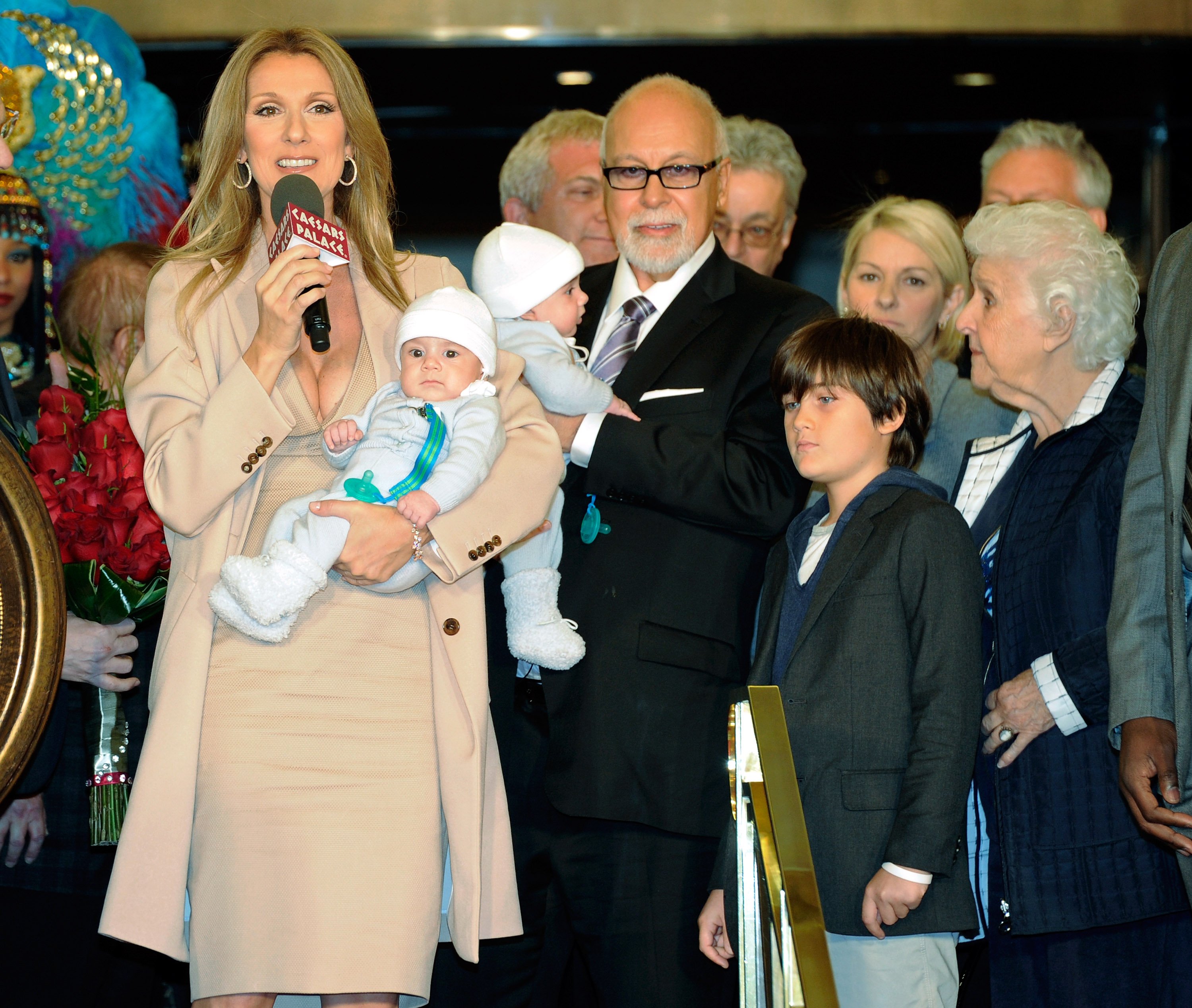 Sängerin Celine Dion mit ihrem Sohn Nelson, ihrem Mann Rene Angelil mit ihrem Sohn Eddy und ihrem Sohn Rene-Charles am 16. Februar 2011 in Las Vegas | Quelle: Getty Images