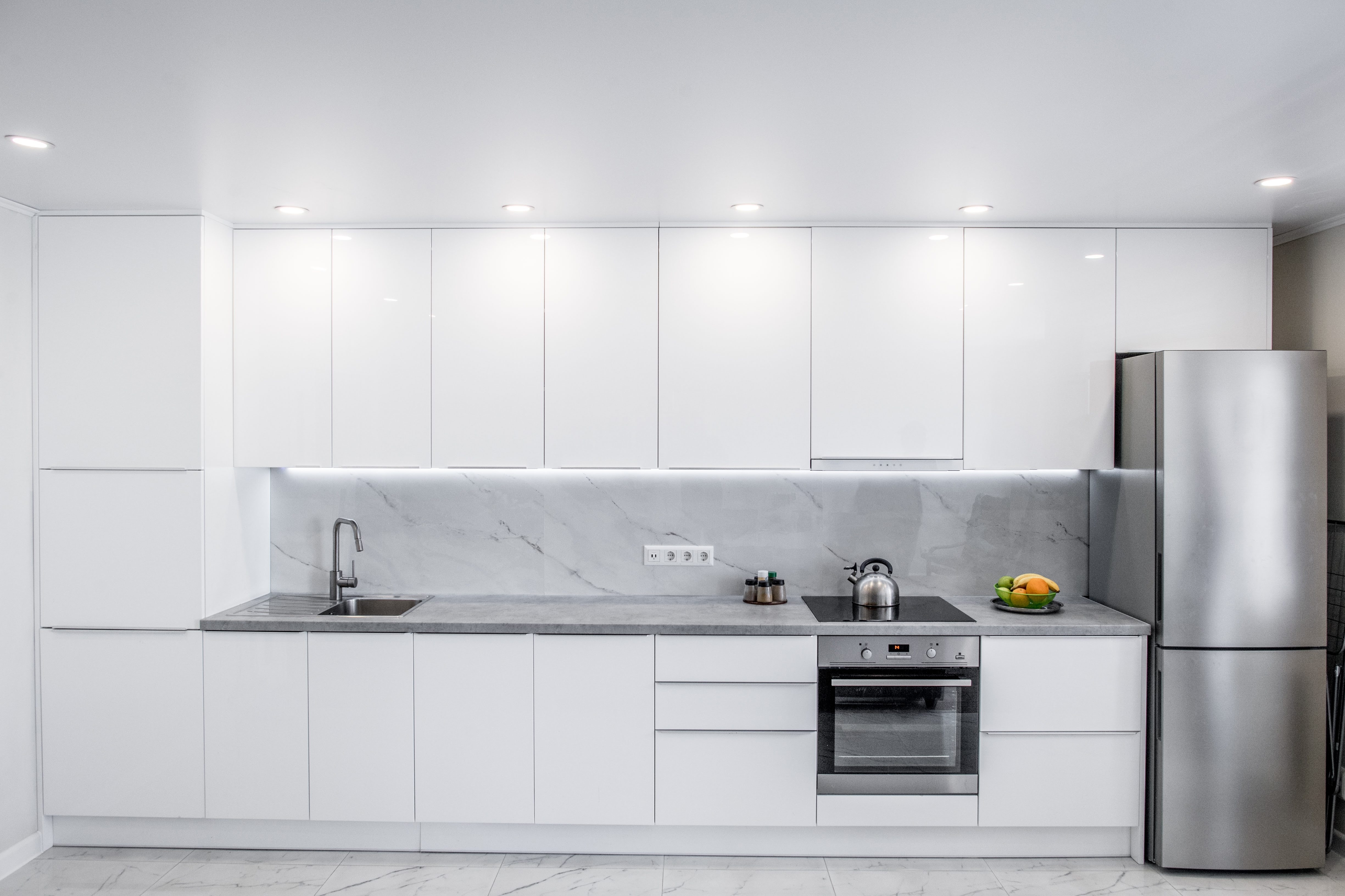 A predominantly white kitchen | Source: Shutterstock