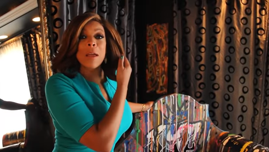 Wendy Williams showing off the inside of her New Jersey mansion in a video dated October 17, 2012 | Source: YouTube/@People