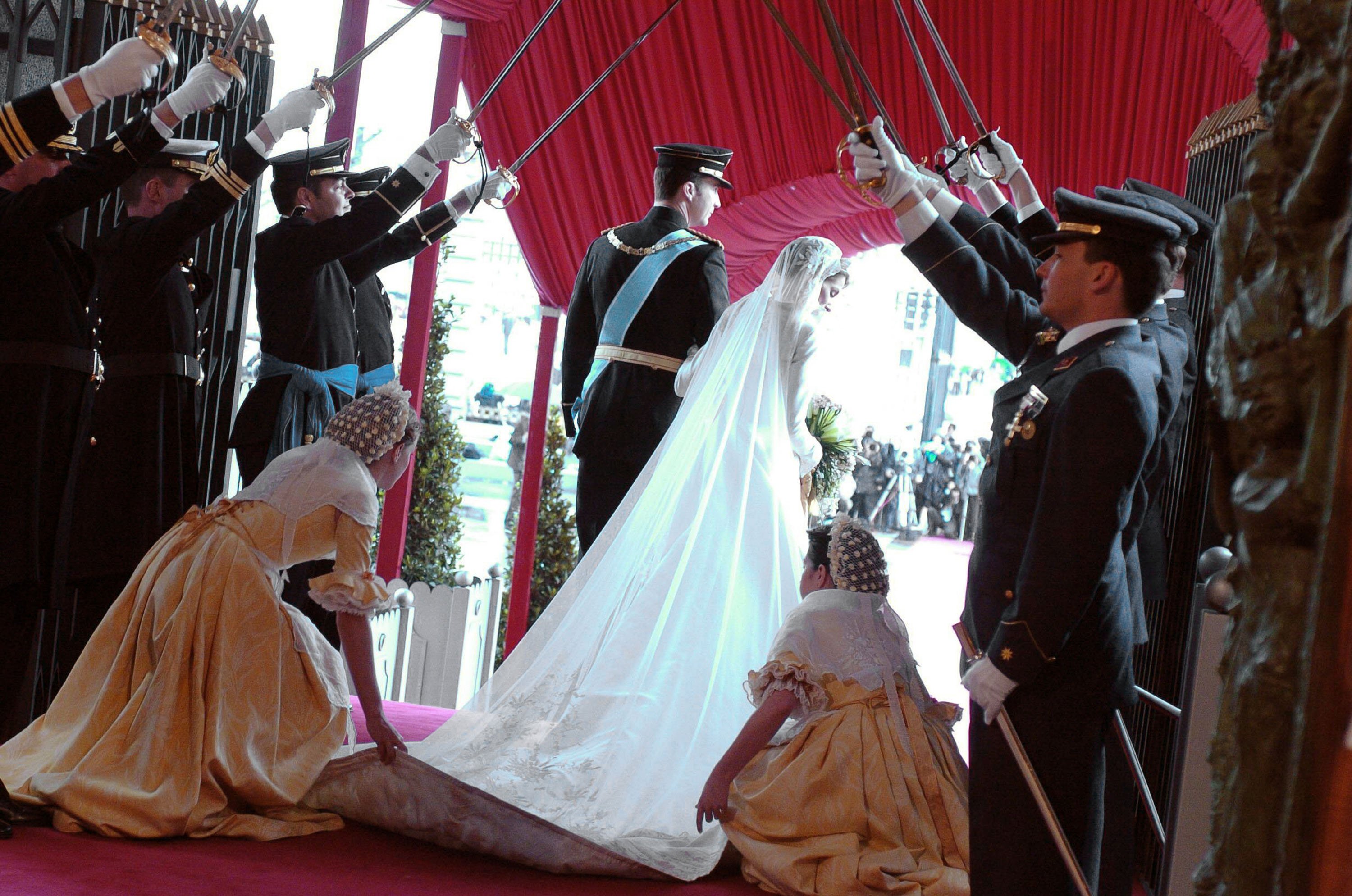 Felipe de Borbón camina junto a su esposa Letizia Ortiz momentos después de casarse en la catedral de Almudena el 22 de mayo de 2004 || Fuente: Getty Images Felipe de Borbón camina junto a su esposa Letizia Ortiz momentos después de casarse en la catedral de Almudena el 22 de mayo de 2004 || Fuente: Getty Images