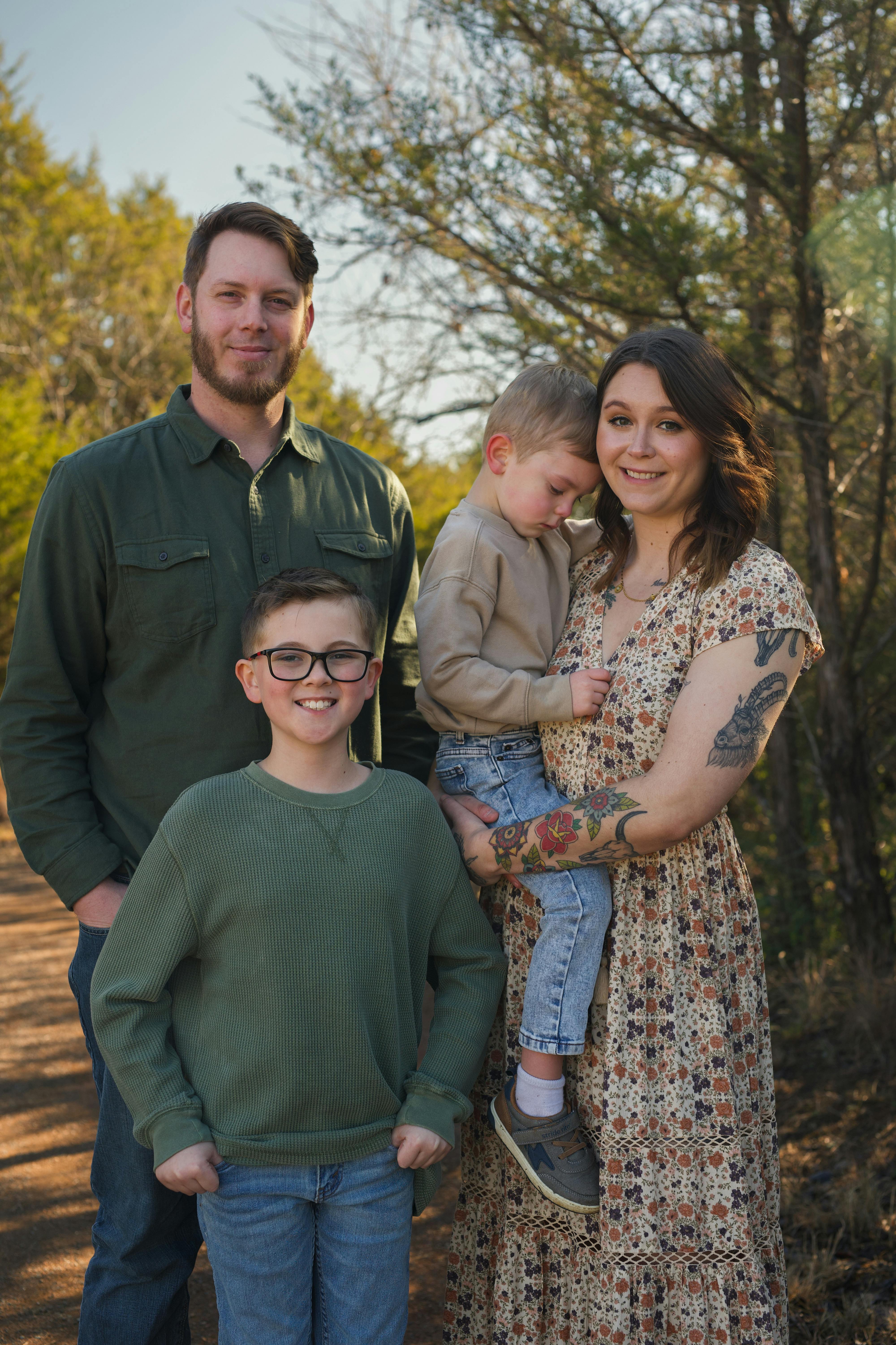 Una familia feliz de cuatro miembros posando juntos | Fuente: Pexels