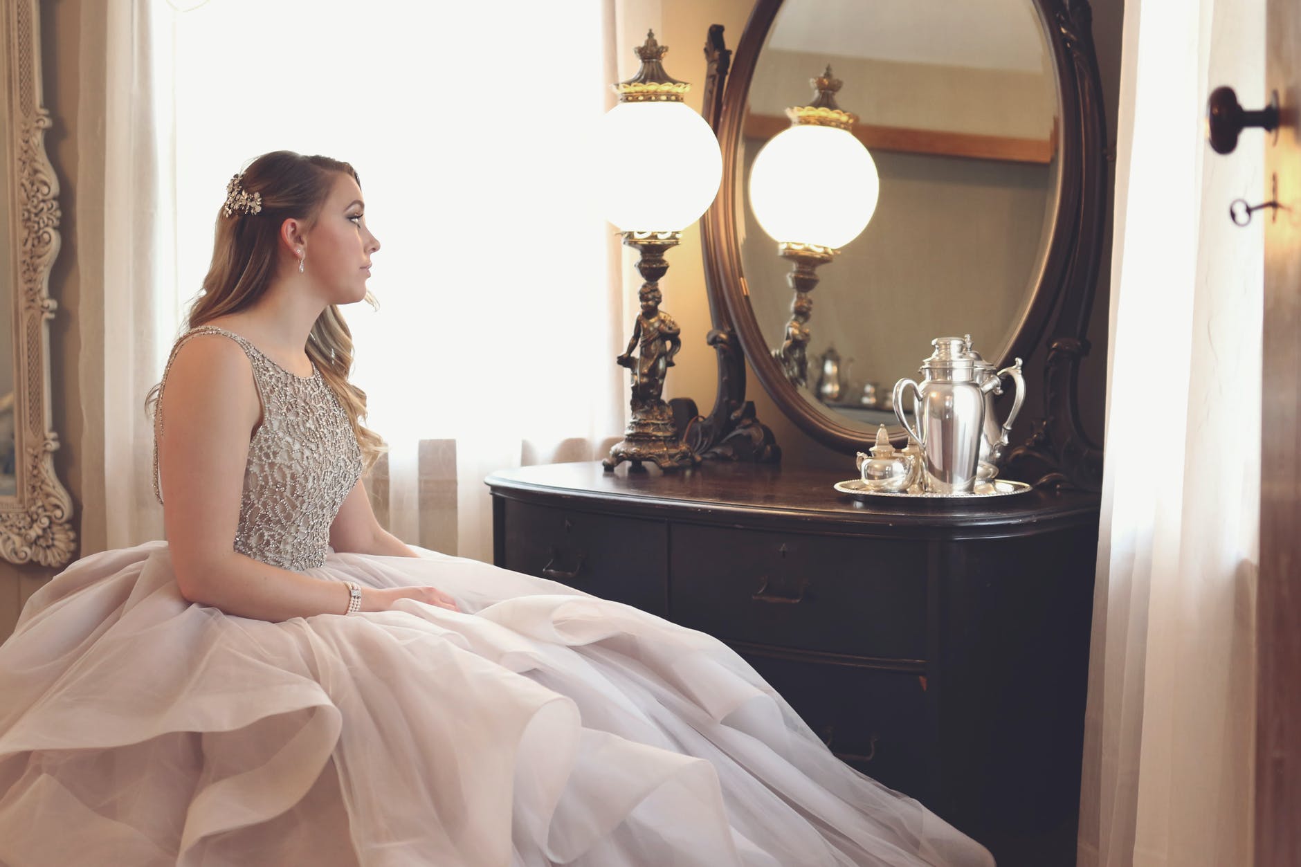 Novia con su vestido ante el espejo. | Foto: Pexels