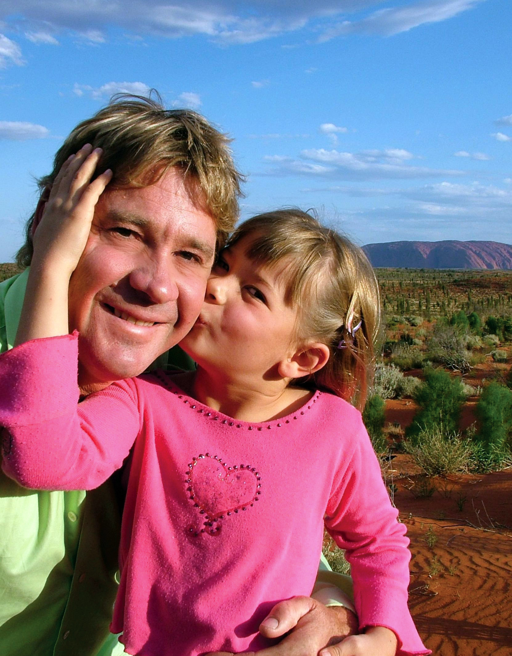 Steve Irwin poses with his daughter Bindi Irwin on October 2, 2006 in Uluru, Australia.| Source: Getty Images